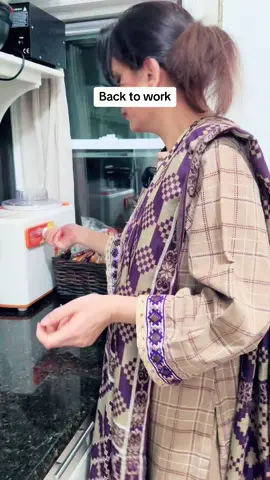 #rooshymirza #pakistani #pakistan #india #indian #urdu #hindi #Vlog #foryou #Foodie #kitchen #chef #foodloversisters #bangladesh #greenscreenvideo #CapCut #pti #foryourpage #food 