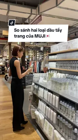 So sánh hai em dầu tẩy trang nhà MUJI 🇯🇵 Kết luận: 1. Em trắng phù hợp cho làn da dầu khoẻ, trang điểm đậm. 2. Em vàng phù hợp cho da từ dầu đến thường (có khuynh hướng khô). Da khô muốn dùng nên cấp ẩm liền và để thời gian trên da không quá dài.  Loại Lép yêu thích là em vàng vì làm sạch vừa phải, ít gây kích ứng. Lép double cleansing và trang điểm không đậm nên em này đủ nhu cầu hằng ngày. Hôm nào đặc biệt có event makeup đậm Lép sẽ dùng loại làm sạch sâu hơn như em Màu trắng.  #thudaulep #skincare #chốnglãohoá #oilcleansing #dầutẩytrang #chămdakiểunhật #mỹphẩmnhậtbản #muji 