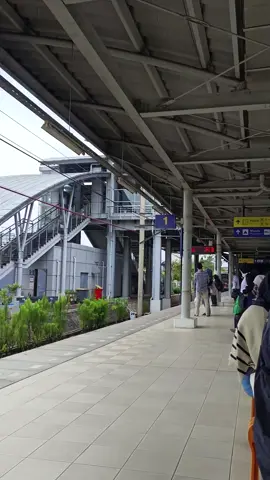KRL COMMUTERLINE stasiun Bekasi Timur.. Menikmati kenyamanan kendaraan umum.  #kai #kereta #bekasi #pejuangkeluarga 