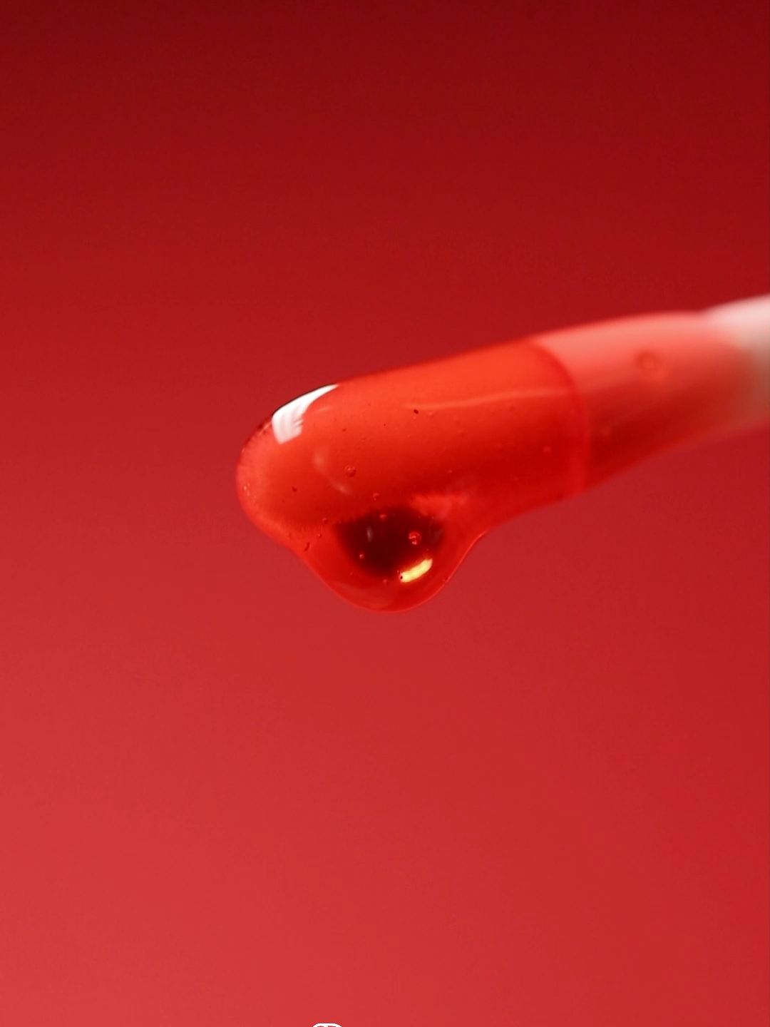 A hidratação que o seu dia a dia precisa! 🍉 ✨ Com cheirinho de melancia e Mateiga de Karité na composição, o Lip Oil Sweet Kiss chegou para ter um espaço garantido na sua necessárie. Além da sua textura suave e confortável, ele promove uma corzinha incrível para os lábios. 🤍 Você não pode ficar sem o seu Lip Oil Sweet Kisse! Compre agora mesmo em dalla.shop. #DallaOficial #Lancamento #LipOil