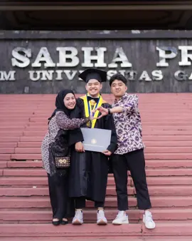 Momen berharga, dirayakan bersama keluarga dalam jepretan penuh makna. Selamat wisuda Razieq UGM #fotowisudacowo #idefotoaesthetic #idefotowisuda #fotowisudaoutdoor #fotowisudajogja #fotowisudapria 