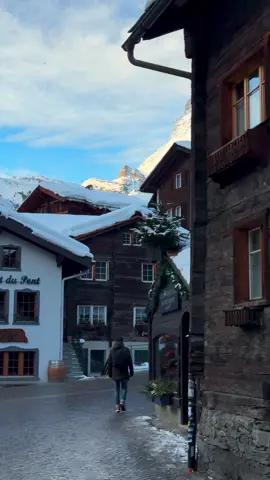 📍Zermatt, Switzerland 🇨🇭 Follow for daily Swiss Content 🇨🇭 📌 Save this for your (next) trip to Switzerland 🇨🇭  🎥 by: @swisswoow  #zermatt #schlosshotelzermatt #switzerland #mountains #schweiz #swissalps #myswitzerland #nature #inlovewithswitzerland #Hiking #swiss #alps #wanderlust #visitswitzerland #travel #jungfrauregion #suisse #landscape #bern #thunersee #kandersteg #blickheimat #grindelwald #lauterbrunnen #interlaken #valais #switzerlandpictures #swissmountains #switzerlandwonderland #matterhorn
