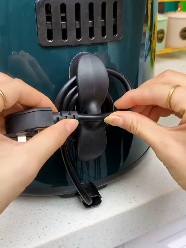 Organizador de cabos e fios para eletrodomésticos com 2 unidades, de R$14,50 por apenas R$6,99 - Referência: 82852 🐝 🤩 . 🇧🇷 Enviamos para todo o Brasil! . 🖥 Acesse nosso site: www.mixutilidades.com.br