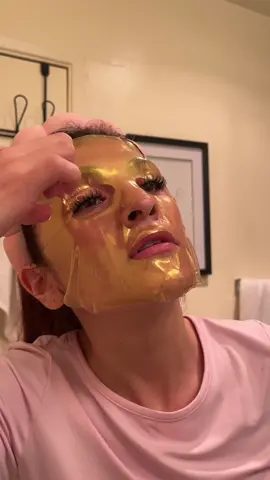 had to book an appointment with myself to DIY all my beauty salon needs! 💘💞💗 this was like a 2 day process lol  #everythingshower #eyelashextension #pressonnails #colorconditioner #exfoliating #shaving #whiteningteeth #facemask #dermaplaning #bougieonabudget 