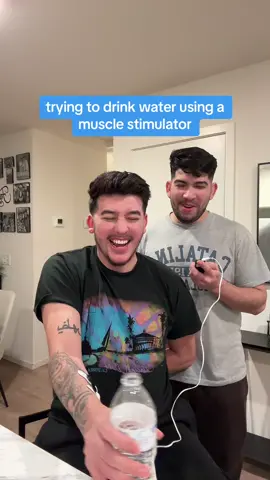 THIS WAS ACTUALLY CRAZY 😭💀💀💀Me and my boyfriend try to drink water while using a muscle stimulator 😭💀💀 