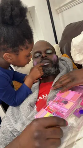 Daughter does her daddy’s makeup while he’s asleep | his reaction when he wakes up 😂 🏃🏽‍♀️🏃🏽‍♀️🏃🏽‍♀️ #theyoungestmakeupartist #daddyanddaughter 