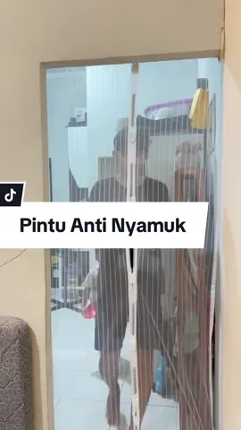 Ukurannya besar bisa disesuaiin sama pintu di rumah. Dilengkapi dengan velcro dan paku payung. Jadi super awet dan rapet #tiraiantinyamuk 
