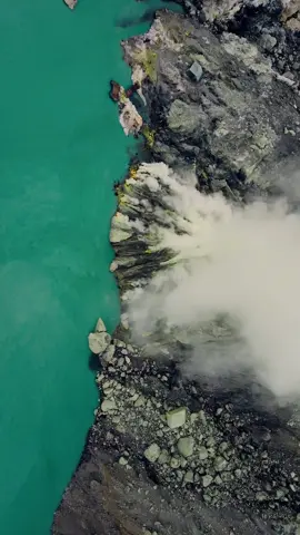 Kawah ijen adalah sebuah gunung berapi yang terletak di perbatasan Kabupaten Banyuwangi dan Kabupaten Bondowoso, Jawa Timur, Indonesia. Gunung ini memiliki ketinggian 2.386 mdpl. Gunung ljen terakhir meletus pada tahun 1999. Salah satu fenomena alam yang paling terkenal dari Gunung Ijen adalah blue fire (api biru) di dalam kawah yang terletak di puncak gunung tersebut. Pendakian gunung ini bisa dimulai dari dua tempat, yakni dari Banyuwangi atau dari Bondowoso. #kawahijenbanyuwangi #kawahijenindonesia #jawatimur #wonderfullindonesia #fyppppppppppppppppppppppp 