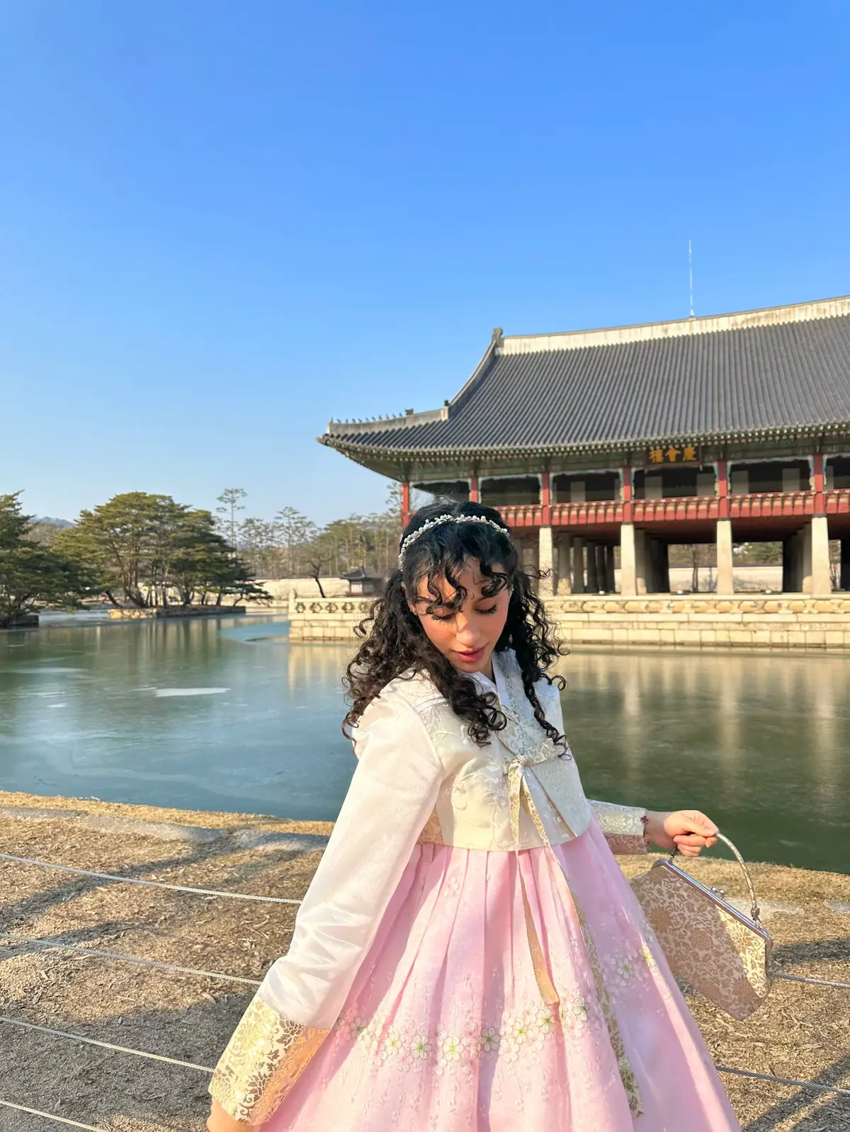 A historical kdrama moment 🤍  Also the korean hanbok is so cute  #seoul #korea 