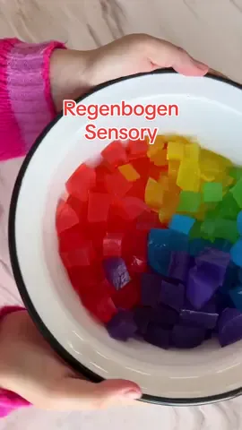 Ich habe dieses Sensory mir Jell-o gesehen und dachte „Ne das geht auch anders“ und es geht! Mit Agar-Agar sogar komplett pflanzlich, kompostierbar UND essbar. Ihr braucht:  2gr Agar-Agar Pulver auf 200ml Wasser mit Lebensmittelfarbe einfärben, kurz aufkochen lassen und für 2-3h in den Kühlschrank. Ready! Klebt nicht, geht nicht so einfach kaputt wie zb Wackelpudding aber glibbert und wackelt herrlich 😍🥰 Hach! Was für ne schöne Matzerei! VIEL SPASS! ❗️ Bitte beachte, dass deine Kinder natürlich niemals unbeaufsichtigt spielen sollten. Auch wenn die Würfel ungiftig und somit essbar sind, sind sie in der Theorie nicht schmackhaft und bieten wir alle anderen Lebensmittel und Spielsachen die Möglichkeit des verschluckens  #sensoryplay #sensorik #kinderspiele #kleinkind #elternzeit #beschäftigung #montessori