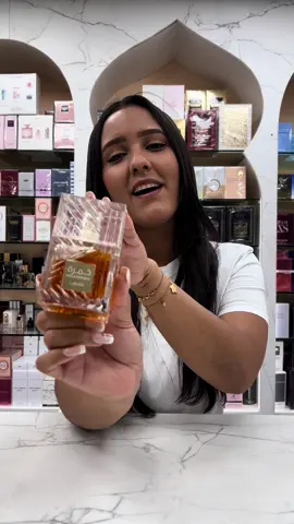Descubre Khamrah de Lattafa Perfumes, la fragancia unisex que define el 2022. 🌟 Con notas de canela, nuez moscada, bergamota, dátiles, praliné, y un fondo de vainilla y haba tonka, este perfume captura la esencia de la innovación olfativa. Perfecta para quienes aman los aromas especiados con un toque dulce. 🍂💫 #Khamrah #LattafaPerfumes #PerfumeUnisex #AromáticaEspeciada #InnovaciónOlfativa #ReseñaPerfume #perfume2024 #perfumestiktok 