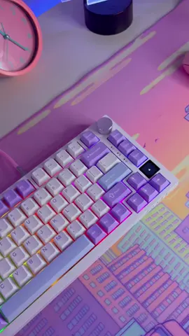 Teclado bonito que você PRECISA ter no seu setup! To testando ele a alguns dias e sinceramente até agora não sei dizer qual meu teclado favorito, acho que é esse 😂 Ele é muito completinho e o valor não chega a ser um custo benefício, mas pra tudo o que ele entrega, também não é um preço exorbitante. Muito macio e silencioso, essas keycaos lilás deu todo um charme pra ele, eu amei cada detalhe 💜 Único ponto negativo é o fato da sua telinha não poder colocar gifs e etc, fora isso é um teclado perfeito e é o meu primeiro com telinha, to muito animdaaa! Se quer saber mais sobre ele, o link está na bio como sempre né. 🤭 Obrigada @mechlands por esse teclado maravilhoso, eu amei muito e irei fazer um bom uso dele. 💜 #GamerGirl #mechlands #pinksetup #mechanicalkeyboard #setuprosa #setupinspiration #Tech 