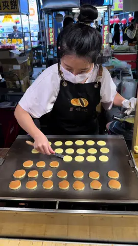 焼きたてホカホカ1口どら焼き🤤 台湾台南の夜市で出店している 目の前の銅板で焼き上げる出来たてアツアツの 1口どら焼きが人気の屋台！ クリームの中身は定番のあずきはもちろん /タロイモ/クリームブリュレ/バスクチーズ/抹茶カスタード/チョコレート/ストロベリー/ブルーベリー/ピーナッツバター/ハチミツ の10種類とバリエーション豊富✨️ 6個 または12個の数量を選んで 選んだ分の中から好きな物を好きなだけ味を選べるよ☺️ 今回は台南の『花園夜市』で頂いたんだけど 曜日によって他の夜市でも出店しているみたい！ 【大東東夜市】月・火曜日 【花園夜市】木・土・日曜日 【武聖夜市】金曜日 見かけたらぜひ行ってみてね✨️ 📍台湾・台南 吉哆啦銅鑼焼 どら焼き 6個 60元／12個100元 #花園夜市 #台湾グルメ #台灣美食 #台湾旅行 #taiwan #taiwanesefood 