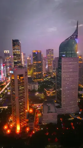 Jakarta lebih indah saat malam tiba. Setuju? 📽️ by ig/choynieshaa 