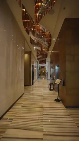 📍Marriott Downtown Abu Dhabi Envision your next weekend destination with sophistication, featuring 5-star accommodations and exceptional experience just moments away from the popular attractions.  It’s time to plan for this sought-after Marriott hotel, where the heartbeat of the bustling capital becomes your scenic backdrop.  تصوّر وجهتَك لعطلة نهاية الأسبوع القادمة حيث تتميّز بإقامة فاخرة خمس نجوم وتجربة استثنائية على بُعد لحظات من اشهر الوجهات في المدينة. حان الوقت للتخطيط لعطلة مميزة في فندق ماريوت، مع موقعه الذي ينبض بحيوية العاصمة وطبيعتا الخلابة. 
