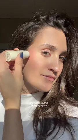 @meritbeauty Day Glow in Cava ✨ #merit #meritbeauty #cleanmakeup #cleanbeauty #minimalistmakeup #minimalmakeup #makeupnomakeup #easymakeup #grwm #makeuphacks #makeuptips #highlight #highlighter #BeautyTok #makeuptok #skintok 