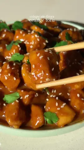 CRISPY AIR-FRYER ORANGE TOFU🍊 Looking for a quick and easy high protein upgrade to your weeknight meals? I GOT YOU🫡 This delicious crispy air-fried orange tofu is not only healthy, but also vegan, gluten free, refined sugar free AND perfect for meal prep! So what are you waiting for? Bookmark this recipe and try it out😚✨ The full recipe is on my website itsvegansis.com (check out the link in my bio🫶) . . . . . . #tofu #highprotein #veganrecipes #airfryer