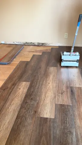Lvp install #flooring #fyp #construction #hardowod #laminate #lvt #viral #DIY #foryoupage #satisfying #trending #tools #fupシ #remodel #lvp #carpenter 