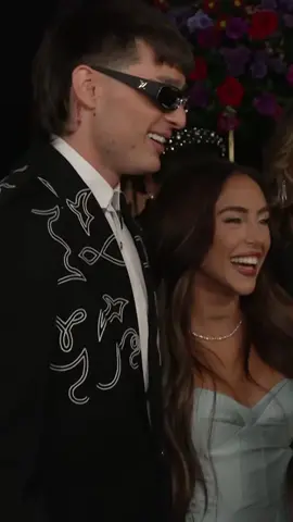 El mensaje de #PesoPluma a sus fans en los #GRAMMYs y la mirada de amor de su novia #NickiNicole es todo lo que tienes que ver esta noche.