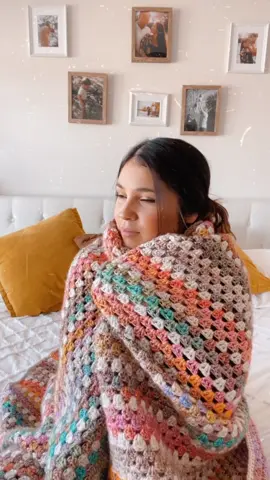 Primavera Blanket 🫶🏼 This was my very first full-size blanket made out of worsted-weight yarn 🤩 The granny stitch is so satisfying to make! This is a beginner-friendly pattern. I know the yarn I used is hard to find now, this happens quite often, when we use a yarn hoping it will be around for a long time so everyone can get it, but it doesn’t. Luckily, Worsted Weight is the most popular yarn, easy to find, and there are so many beautiful colours to choose from. From variegated to tonals, acrylics or natural fibres, the possibilities are endless ☺️ The pattern and size I made for this blanket are free on my blog, as well as a video tutorial on YouTube. Now, for those who want to enjoy the PDF, this one comes with 10+ sizes and, a crochet chart and it’s free of ads, you can find it in my shop or on Etsy 💕 The yarn I used was Caron Blossom Cakes by @yarnspirations  #crochetblanket #grannystitch #grannysquare #crochetpattern #crochettutorial #crochetspring #springblanket #crochetersoftiktok 