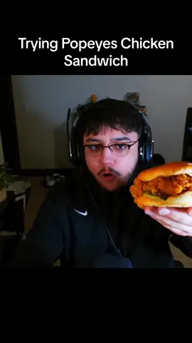 Love a spicy chicky sammy #popeyes #chickensandwich #mukbang #asmr 