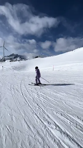 Ich würde ja sagen 🤍 #ski #skitok #skiing #fyp #foryou #switzerland #skigirl #swissalps #mountain #winter #snow #slopes #bluesky #bluebird #andermattswissalps #gütsch 