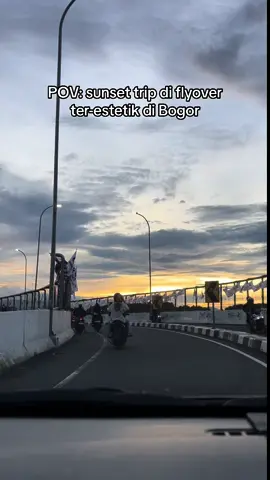 View sunset terbaik di Bogor ada di flyover Martadinata. Tapi, sayang ke-estetikannya terganggu dengan bendera partai 😌 #sunsettrip #sunsetview #flyover #flyovermartadinatabogor #gunungsalakbogor #explorebogor #fyp #foryourpage 