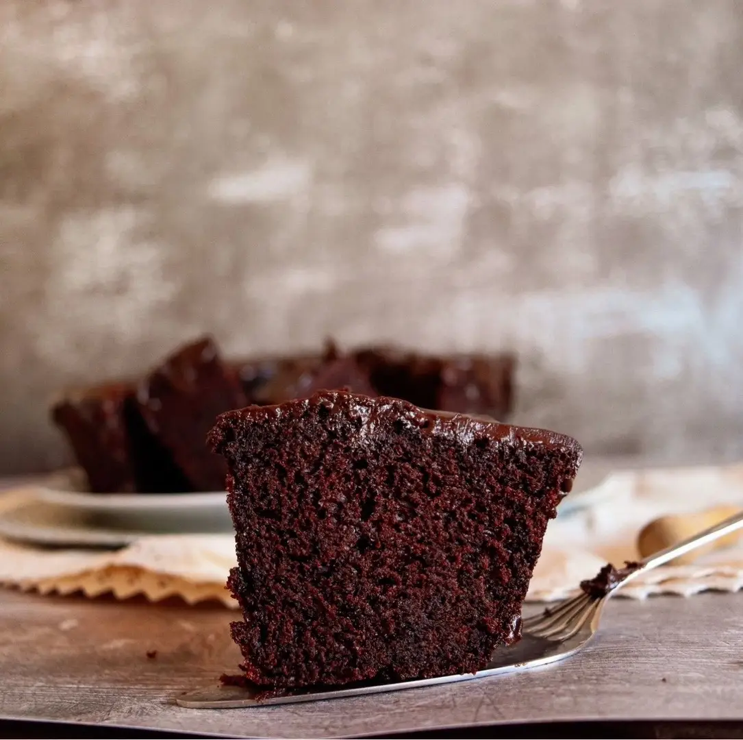 Bolo de Chocolate Húmido  Gosto tanto de chocolate. Mas também quem consegue resistir A este ingrediente sedutor?! Eu não e não pode faltar na sobremesa dos almoços de família. Seja um bolo simples ou mais decorado a rigor, não pode faltar na mesa. À receita que partilho hoje é o bolo preferido da minha família. E é para mim um dos melhores bolos de chocolate, daqueles que se aproximam da perfeição e que nos levam a querer repetir, fatia atrás de fatia. Quem ama chocolate vai de certeza adorar este bolo. Ficaram com vontade de comer uma fatia?! Ingredientes: 3 ovos L 300 gr de açúcar 180 ml de óleo  240 ml de leite  1 c chá de aroma de baunilha  280 gr de farinha de trigo s/fermento 80 gr de cacau em pó 1 c chá de café em pó 1/2 c chá de sal 1 c sopa de fermento em pó  150 ml de água a ferver Calda de chocolate  8 c sopa de cacau em pó 8 c sopa de açúcar  5 c sopa de leite 2 c sopa de manteiga Preparação  Pre-aqueça o forno a 180*C. Unte uma forma com manteiga e polvilhe-a com cacau em pó. Reserve. Peneire para uma taça a farinha, o cacau em pó, o sal, o café em pó e o fermento. Reserve. Bata os ovos juntamente com o açúcar e a baunilha, até obter um creme fofo e esbranquiçado. Adicione o óleo e o leite e bata em velocidade baixa mais um pouco até a mistura ficar homogénea. Junte aos poucos a mistura de farinha e envolva com uma espátula sem bater. Adicione a água a ferver e envolva. Vai ficar com uma massa líquida. Verta a massa na forma e leve ao forno por 40 a 50 minutos. Faça o teste do palito antes de retirar do forno. Retire o bolo e deixe arrefecer por 10 minutos. Desenforme e deixe amornar numa grelha. Coloque num prato de servir. Prepare a calda. Numa panela coloque todos os ingredientes da calda e misture. Leve ao lume a cozinhar, mexendo com uma espátula, até obter uma calda lisa e ligeiramente grossa. Retire do lume e regue o bolo com a calda. Deixe solidificar por 5 minutos e sirva de seguida. #bolo #cake #bolodechocolate #chocolatecake #chocolate #chocolatelover #cakeoftheday #cakeofinstagram #feitocomamor #caseiro #instagood #pastry #picoftheday #foodphotography #foodblogger #instalike #tiktokfood 