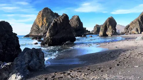 Hidden beach near Lincoln City Oregon #pacificnorthwest #pnw #naturelovers #foryourpage #oregon #fyp #sunnyday #sand #rockybeach #waves #relaxing 