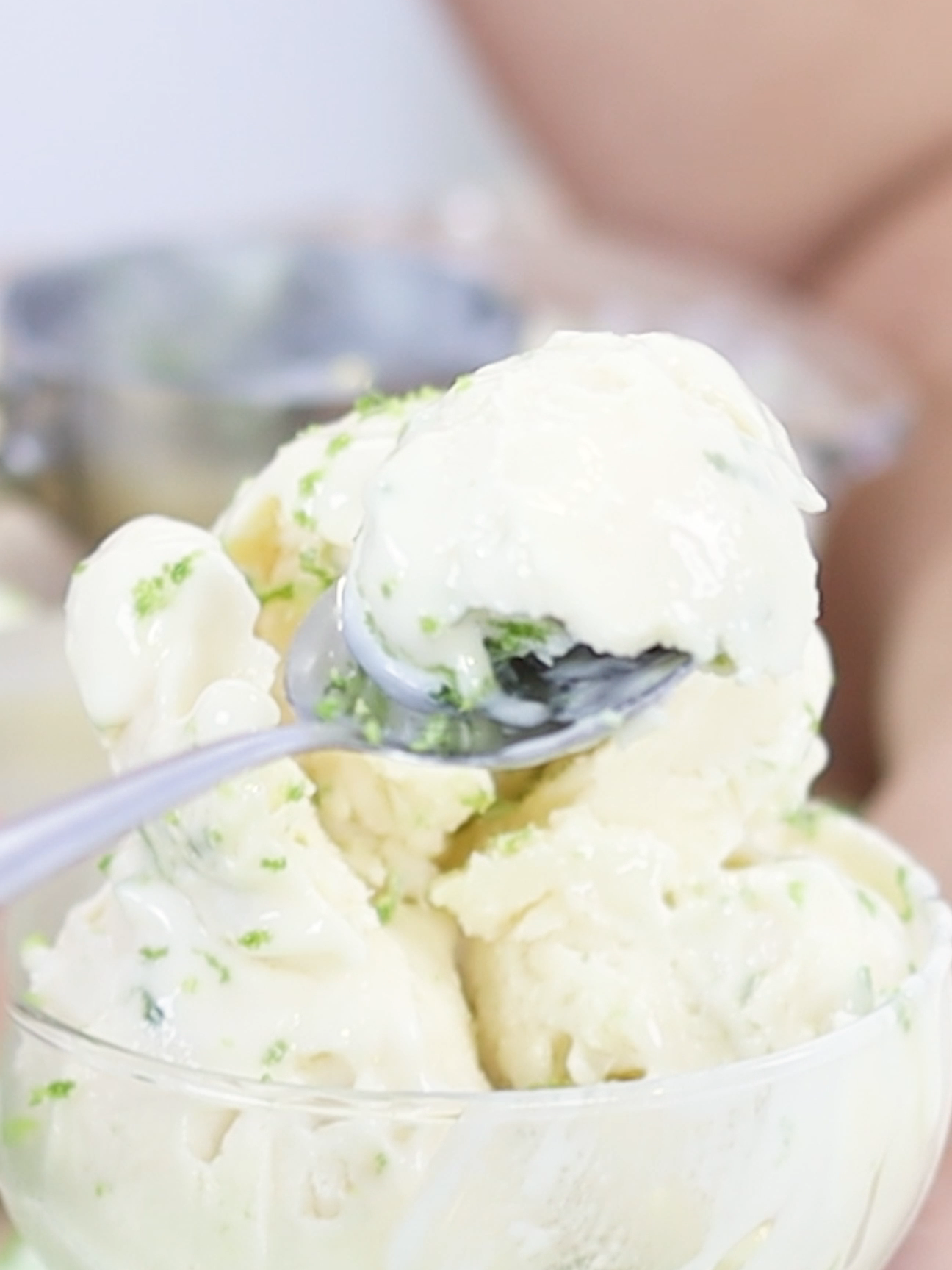 Sorvete de Limão com 3 ingredientes! Não durou nem 1 dia na minha casa... Comeram TUDO! Ingredientes: 2 latas de leite condensado (790g) 3 caixas de creme de leite (600g); 1 xícara (chá) de suco de limão; raspas de limão a gosto. #sorvete  #sorvetecaseiro  #sorvetelimão  #limao  #receitasfaceis