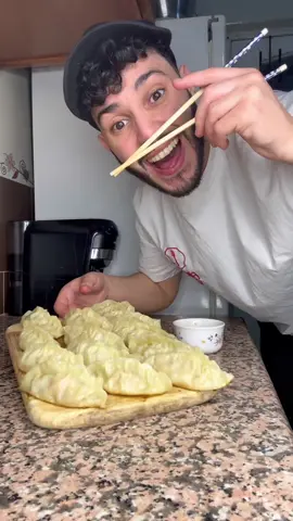 Dumplings ou les gyozas (les raviolis chinois) La pâte :  200g farine  100g eau chaude  Une pincée de sel  La farce :  Un oignon vert  Une carotte 2 champignons  Une cuillère et demi sauce soja Une cuillère et demi d’huile  280g poulet haché  Sel, gingembre  15 à 20ml d’eau  #dumplings #asianfood #foodporn #FoodLover 