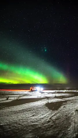 We got stuck there for a few hours 🥶 We wanted to drive to a cave to see the northern lights from there ✨ But there was 1 m of snow on the road and we got completely stuck 😅 then the northern lights came and I got them Camera set up while we were trying to dig us out 😂 It was damn cold and after a few hours we gave up. We had already considered sleeping in the car but then we reached a towing service. He was stuck himself and had a bit of difficulty pulling us out. But we did it. Check out my story for more. ☺️ #iceland #drone #fpv #nature #travel #reisen #snow #nordlichter