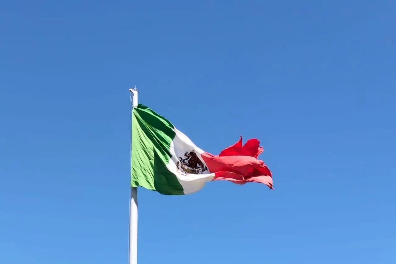 Los fuertes vientos en Puebla hizo que se rasgara la bandera de México ubicada en el mausoleo a Ignacio Zaragoza #diariocambio #puebla #mexico