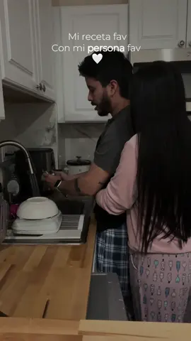 Cuando se hace junto a la persona que amas, todo es mejor🤍#recetas #parejas #cocina #momentos #parati #fyp #viral 