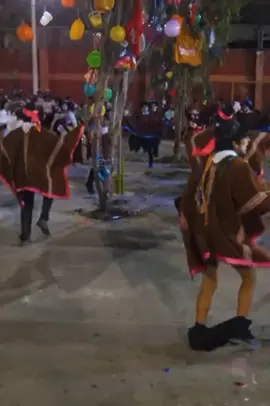 El profe dijo: Se cae una prenda sigue bailando 🤭😅 Mis respetos para el muchacho @snay(snk's version)  Danza: Carnaval de Congalla 🤙 #Viral #congalla #carnaval #carnavales #todaslassangres🇵🇪💪 #huancavelica 