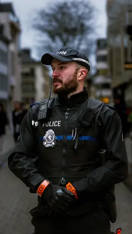 Einen Polizisten in Luxemburg fotografiert. #streetphotography #luxemburg #polizei #police #city #fyp #viral 