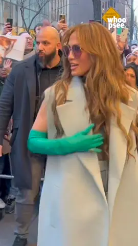 Ospite musicale sul palco del “Saturday Night Live”, Jennifer Lopez è stata accolta da numerosi fan, accorsi davanti agli NBC Studios di New York per salutare l’iconica popstar al suo arrivo. JLo per l’occasione ha indossato un total look di Valentino. [📸 TheImageDirect.com / IPA 📹 Backgrid] #whoopsee #JenniferLopez #snl 