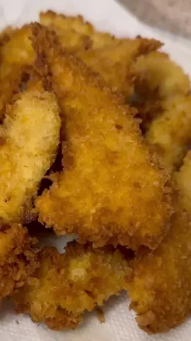 Uno tira l’altro, perfetto da sgranocchiare mentre guardate #sanremo2024 🥰 1G: lamozzarellaincarrozza 💞 #pollofritto #foodasmr #viral #panko #crunchy #perte 