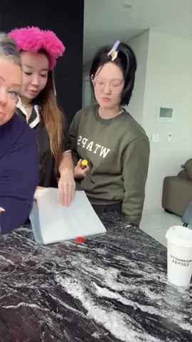 Experement mit Ketchup#probierenmitkarina #maskiergang #learnwithkarina 