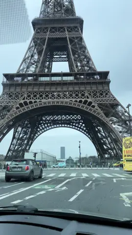 Promenade en voiture autour de la Tour Eiffel #paris#latoureiffel#voyageur#envoiture 