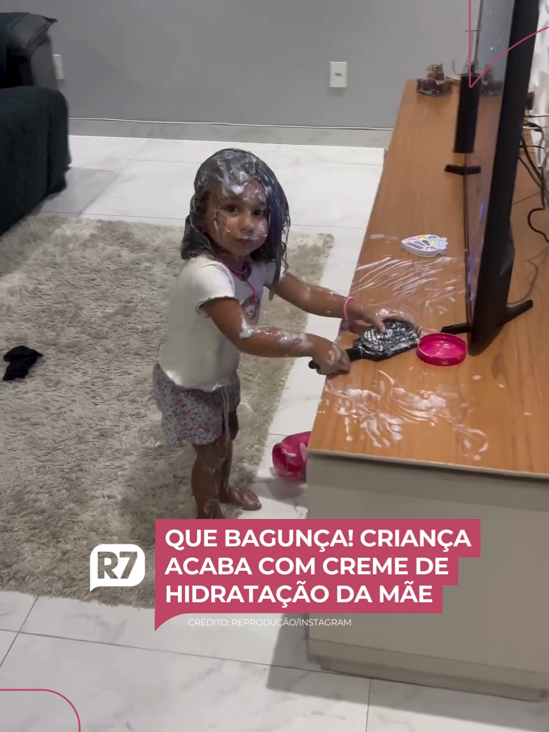 A pequena Helena, de 2 anos, decidiu testar os produtinhos de cabelo da mãe, Manoelina Nogueira. A menina aparece com um pote de hidratante no chão e creme por todo o corpo e cabelo. Ao perguntar o que está fazendo, a filha responde: 