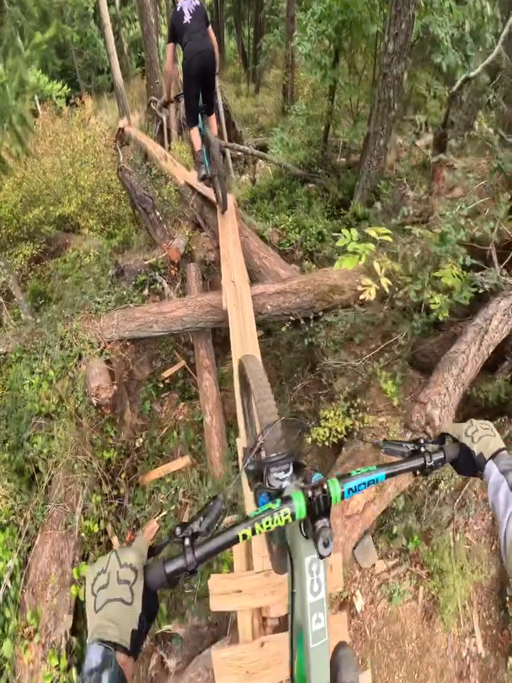 No room for error 😳 (Performed by a professional) (IG🎥: @deantennantmtb) #Unreel #Extreme #MTB #Trail #Offroad