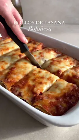 🇮🇹🔥ROLLOS DE LASAÑA BOLOÑESA🔥🇮🇹 Una forma distinta de preparar lasagna, súper Tentadora y Riquísima!🤤 Versión Saludable baja en grasas!🙌🏻 🌱Opción para hacerla vegana/vegetariana!🫶🏻 • 📝INGREDIENTES: ☆ 6 láminas de lasaña fresca (pueden ser de paquete cocinándolas bien al dente) ✨Salsa: ☆ 400g de carne picada magra (podés pedirle al carnicero que te pique un corte magro como nalga, peceto, cuadrada, bola de lomo, cuadril, etc, o comprar alguna con menos de 7-5% de grasa) @carneargentina.ipcva  🌱Para hacerla vegetariana reemplazar por soja texturizada o tofu siguiendo el mismo procedimiento.  ☆ 1 cebolla ☆ 2 dientes de ajo ☆ ½ zanahoria  ☆ 2 tallos de apio o ½ pimiento verde  ☆ 300g de puré de tomates ☆ ½ vaso de vino tinto ☆ 1 taza de caldo de verduras ☆ Sal y pimienta a gusto ☆ Condimentos: ½ cdita de comino, 1 cdita de orégano y 1 cdita de pimentón dulce ✨Relleno  ☆ 250 g de ricotta magra  ☆ Sal y pimienta a gusto ☆ Albahaca fresca ✨Gratinado ☆ Queso bajo en grasas en hebras o rallado • 🥣PROCEDIMIENTO: 👉🏻 Para la salsa, saltear los vegetales cortados en cubitos, empezando por la cebolla, el ajo y luego la zanahoria, el apio y/o pimiento verde.  👉🏻 Una vez cocidos agregar la carne y remover para que se vaya cocinando unos 2 a 3 minutos.  👉🏻 Agregar el puré de tomate. Salpimentar y agregar los condimentos.  👉🏻 Por último agregar el vino y el caldo. Cocinar unos 10 minutos más para evaporar un poco el líquido y que se integren y concentren bien todos los sabores.   👉🏻 Salpimentar la ricotta y extender sobre las láminas de lasaña cortadas al medio. Por encima de la ricotta colocar una capa generosa de la boloñesa y si querés una hojitas de albahaca fresca.  👉🏻 Enrollar y colocar en una fuente uno al lado del otro. Cubrir todo con más boloñesa y por último el queso.  👉🏻 Hornear en horno a 200ºC durante unos 20 minutos para gratinar bien y listo!❤️✨ Queda increíble!! Guárdate la receta y compartí! Receta de @byneri_ • • • • • #lasagna #lasaña #lasagnarolls #pasta #ricotta #recetasfaciles #lasagne #recetadelasaña #italia #pulicocina #comfortfood #instafood #foodwithlove #FoodLover #ricoysano #lasañacasera #boloñesa #bolognese