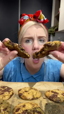 These cookies are delicious and honeslty will make any crappy day like 10% better 😏 #cookiedecorating #chocolatechipcookies #bakingrecipe #bakinghacks #cookierecipe 