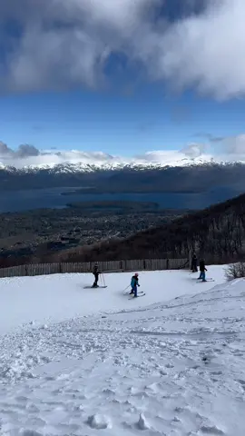 Que experiência incrível foi esquiar em Bariloche! Localizado a cerca de 30 minutos do centro de Bariloche, nos majestosos Andes Patagônicos, o Cerro Catedral é a maior estação de esqui da América do Sul. Com pistas para todos os níveis de habilidade, incluindo iniciantes, tem opções de aulas e alguel de equipamentos disponíveis. Além disso, oferece uma vista deslumbrantes das montanhas cobertas de neve, tornando a experiência ainda mais inesquecível. 🎿⛷️❄️⛄️#esqui #cerrocatedral #bariloche2023 #neve 