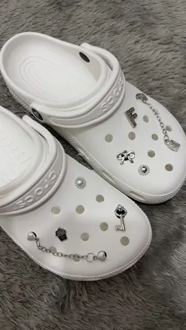 Errdayyy sandals 🤍😙 #crocsgang #whitecrocs #crocs #crocsclassic 