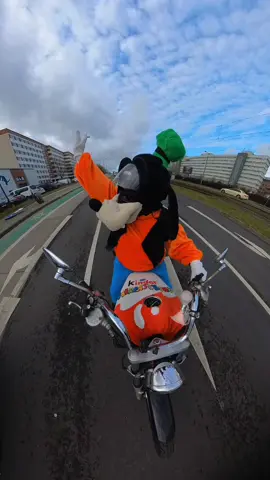 Probefahrt mit Goofy 😁 #fypシ゚viral #fürdich #insta360x3 #motorrad #goofy #waltdisneyworld #berlin #helmcostum #verrückt #spaßmusssein 