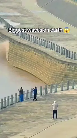 😱😳 #fyp #scarynature #ocean #northsea #bigwaves #bigships #waves 