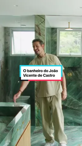 Quem também quer morar nesse banheiro do João Vicente de Castro?  Confira o tour completo em casavogue.com.br #casavogue #joaovicente #casasdefamosos #decoracao