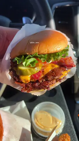 @SHAKE SHACK is so underrated 😮‍💨 I dont even remember the name of the burger but it was good, I got the nuggets, chicken sandwich and the cheese fries 😋 #shakeshack #burger #crunchy #eatwithme #notalkingmukbang #Foodie #food #eating #fypシ #fyp #mukbang #asmr #burger shake shack burger 🍔 #asmrtiktoks shake shack mukbang